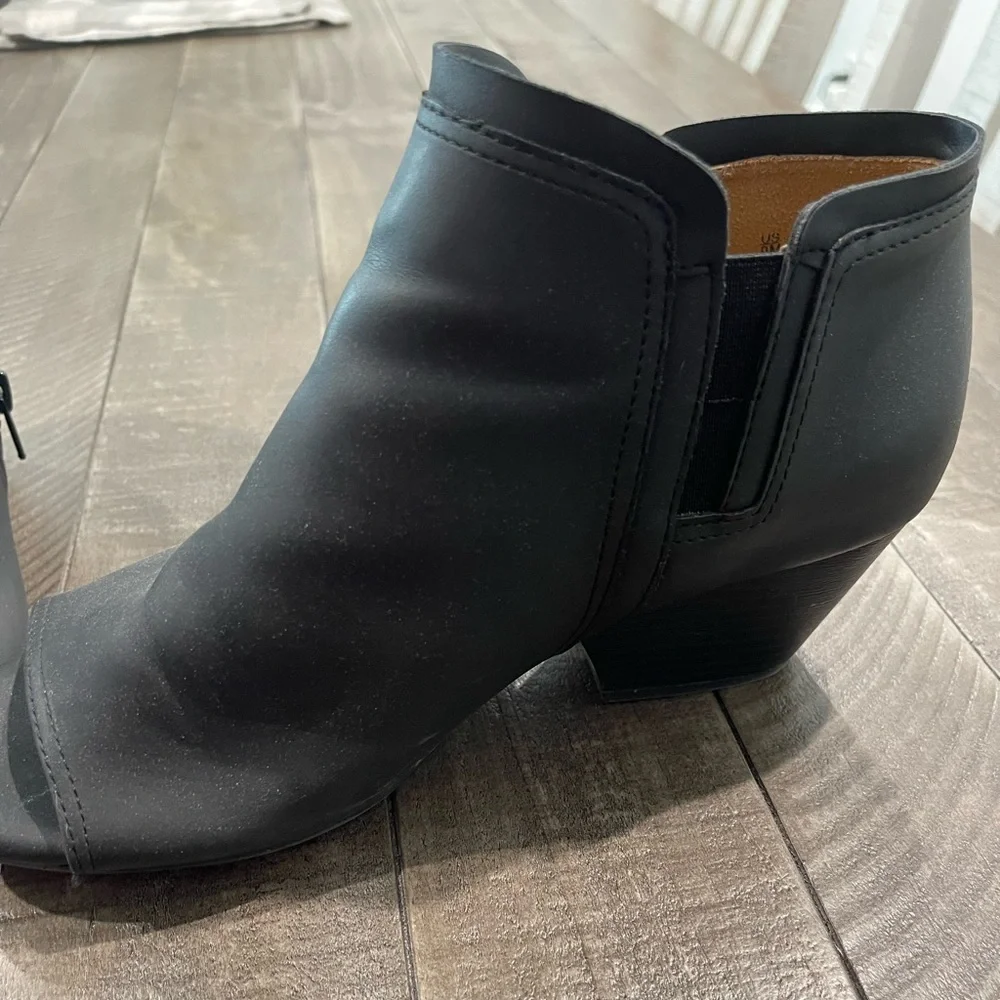 Shoes - Picture 2 of 5